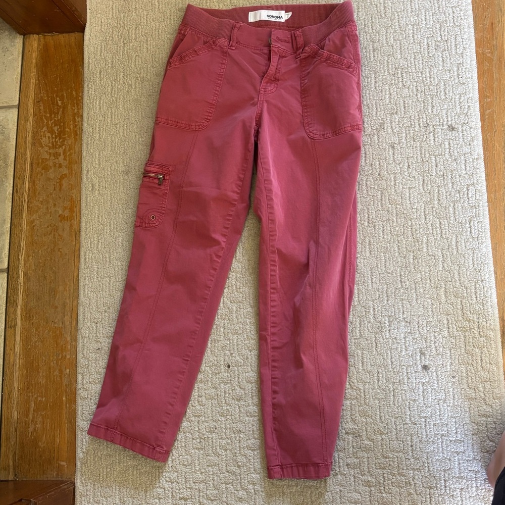 Women’s Pink Cargo-Style Capris